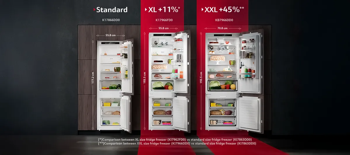 Frigorifero combinato da incasso aperto in una cucina in stile industriale