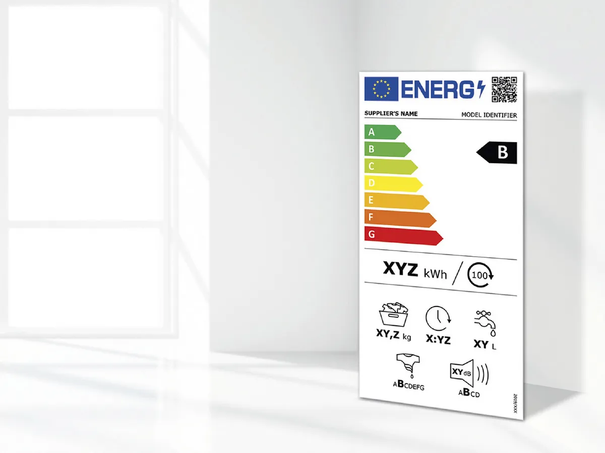 Energetska nalepka z lestvico od A do G, z oceno B. Vključuje ikone za porabo kWh, porabo vode in raven hrupa.