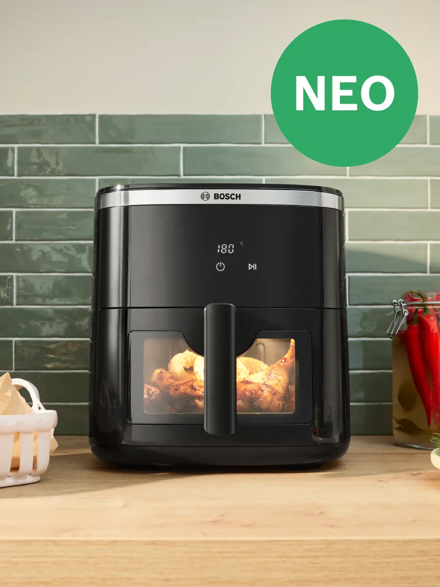 Ένα air fryer πάνω στον ξύλινο πάγκο της κουζίνας.