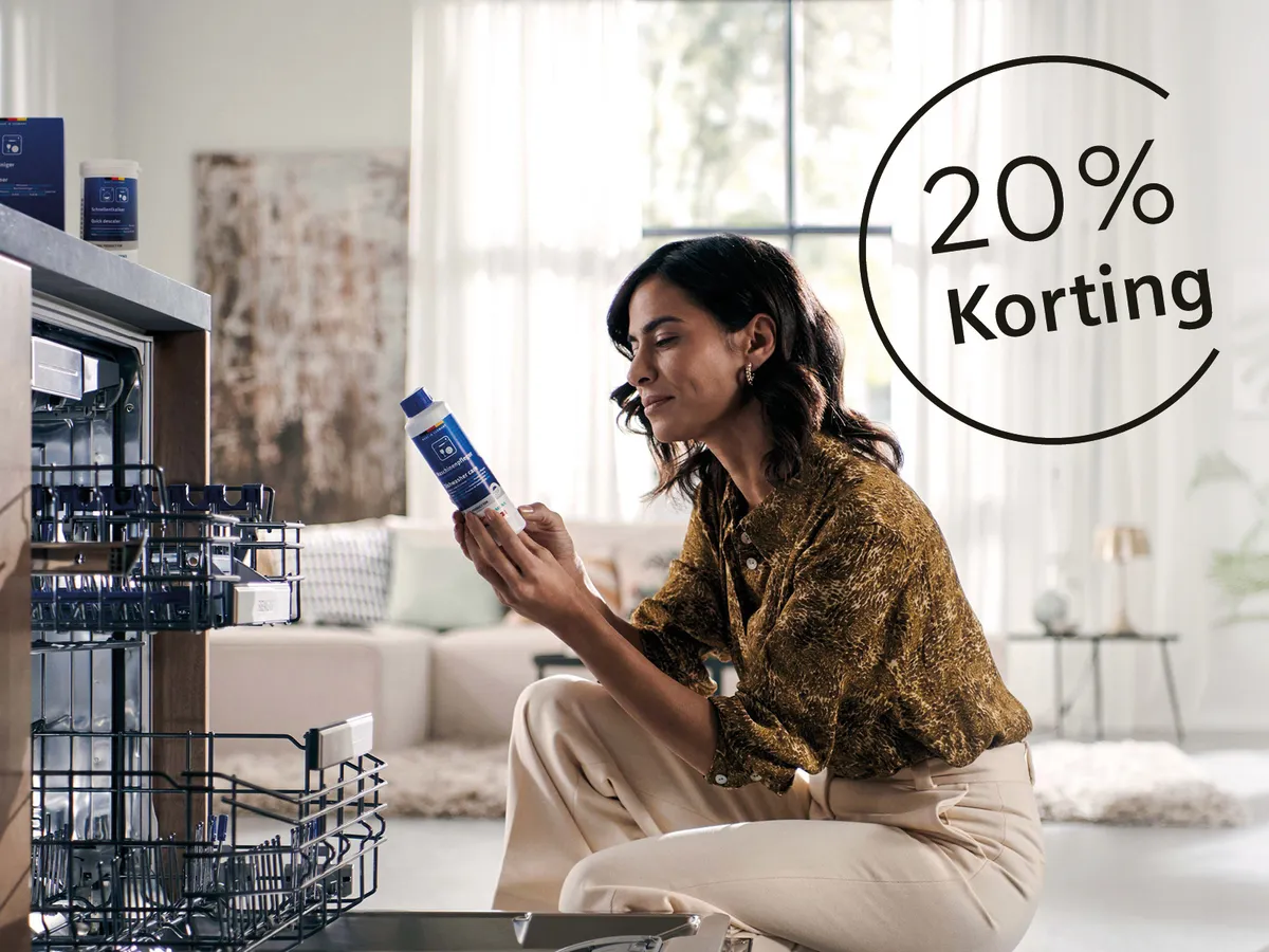 Vrouw zittend voor geintegreerde Siemens vaatwasser met reinigingsmiddel in haar hand, ook icoon met 20% korting.