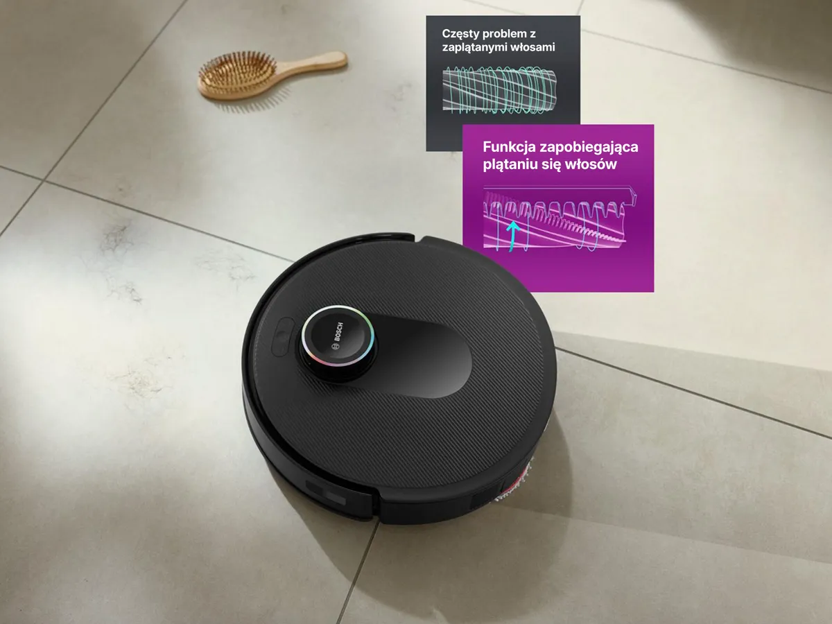 Robot Spotless na czystej podłodze z białych płytek ze szczotką pokazującą funkcję ograniczania plątania.