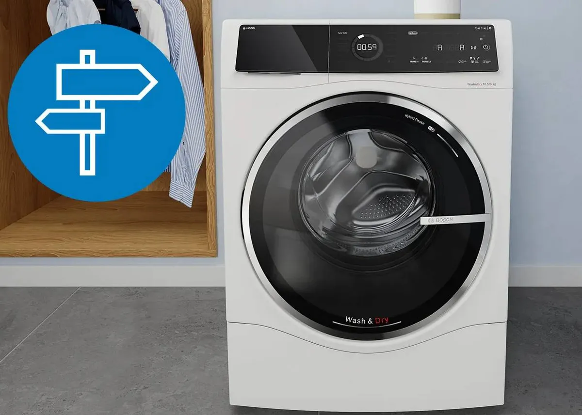 Widok z przodu nowoczesnej pralki Bosch w jasnym pomieszczeniu pralni, obok drewnianej szafy z koszulami.
