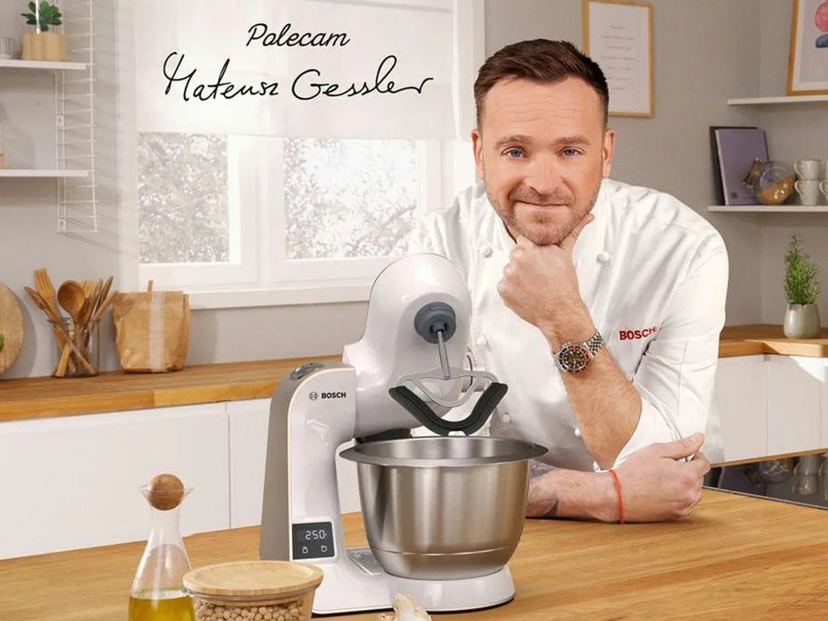Mateusz Gessler w nowoczesnej kuchni z robotem planetarnym Bosch 