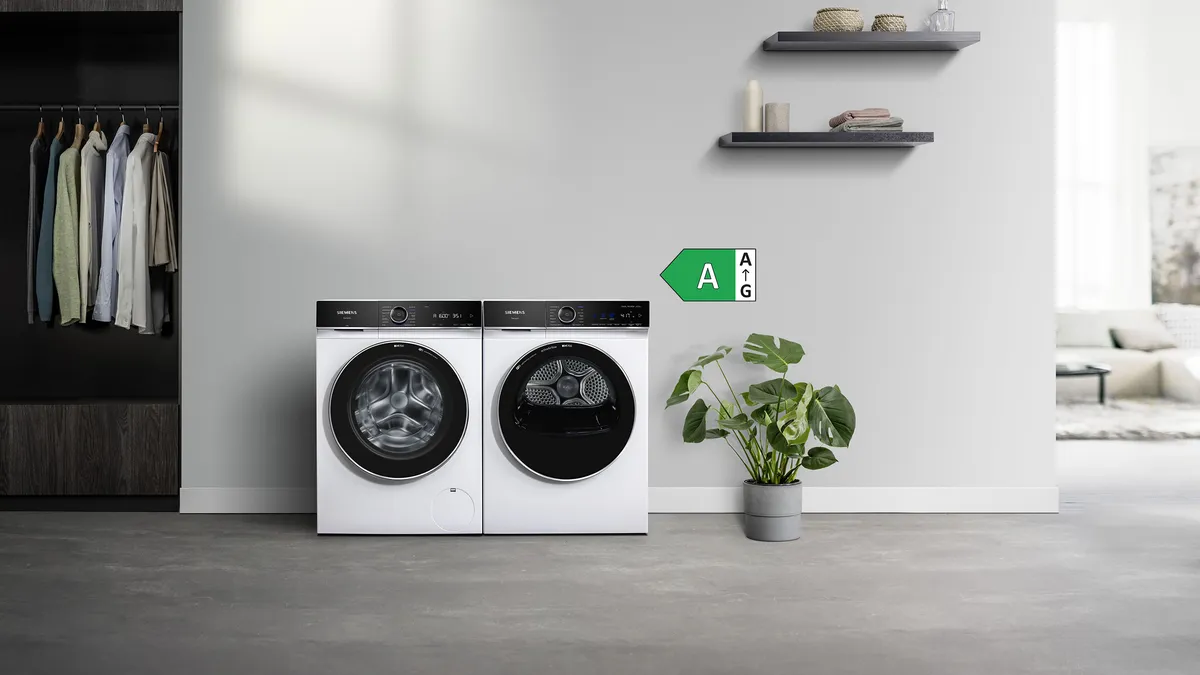 iQ700 Siemens Waschmaschine und Siemens Trockner. Auf dem Bild ist ein Eyecatcher abgebildet mit dem Wort Energiespar-Ratgeber.