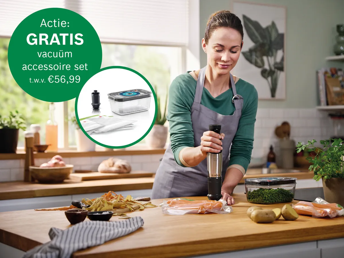 Vrouw bereidt verse groenten met Bosch staafmixer.