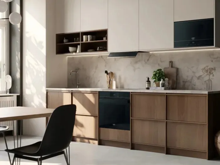 Siemens keukenapparaten in een rechte beige keuken met hout- en marmerlook.