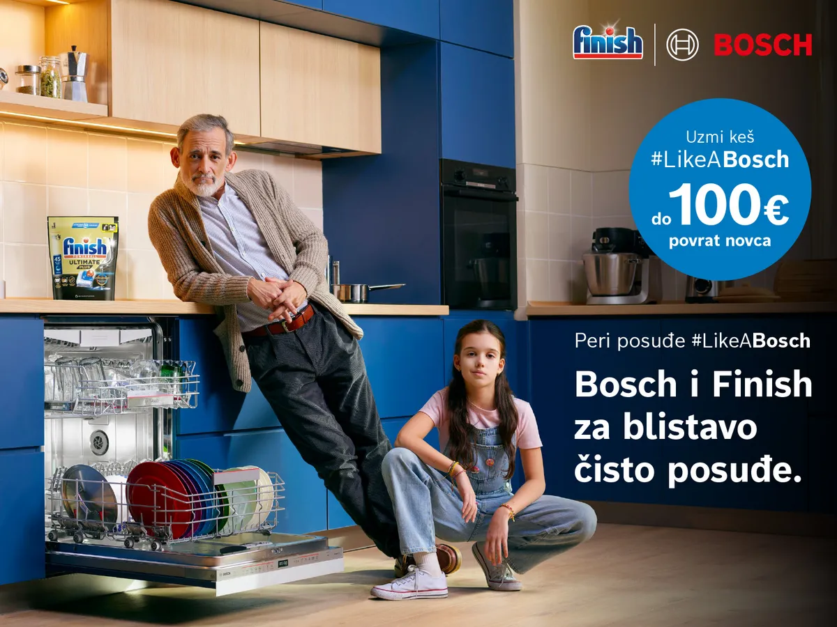 Moderna kuhinja s perilicom posuđa punom posuđa, s istaknuto izloženom promotivnom ambalažom za Finish i Bosch.