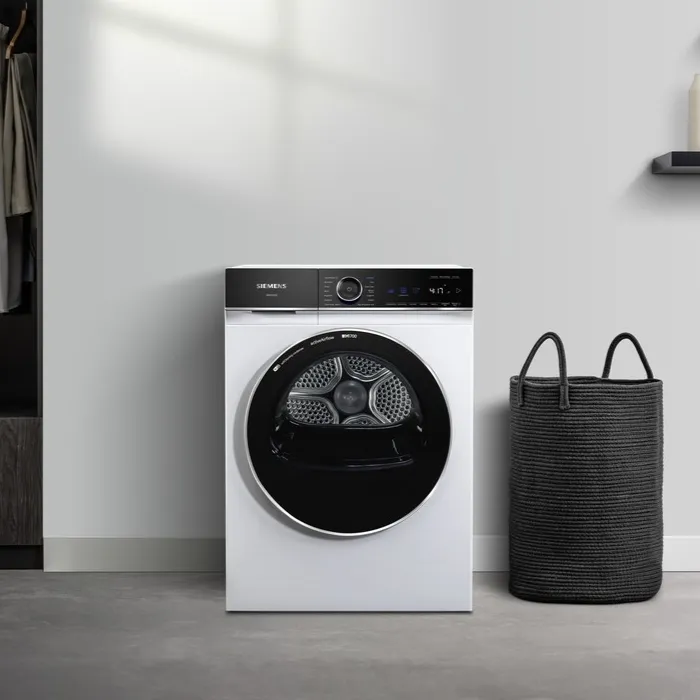 Een Siemens iQ700-droger in het wit met een zwarte display.