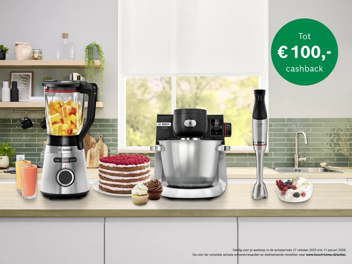 Bosch keukenapparatuur in moderne keuken: blender, keukenmachine, staafmixer op aanrecht met gebak en smoothies.