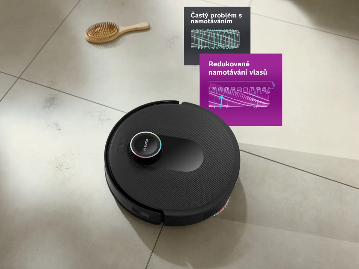 Robot Spotless na čisté bílé dlaždicové podlaze s hřebínkem, předvádějící funkci sníženého zamotání.