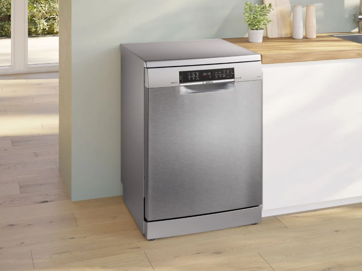 Compact 45-cm Bosch freestanding dishwasher, ideal for limited spaces while offering efficient cleaning performance.
