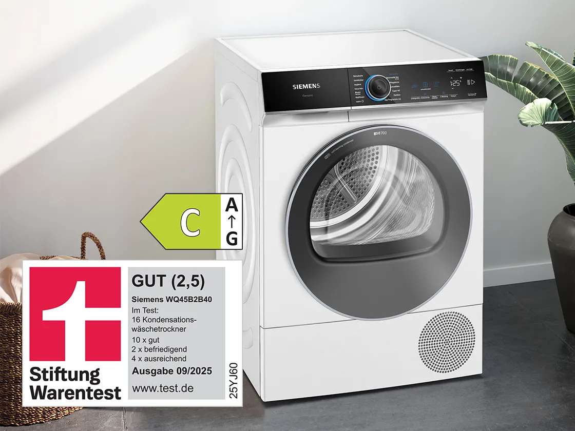 Ein modern präsentierter Wäschetrockner von Siemens mit der Leistungsklasse C und der Note 2,5 von Stiftung Warentest.