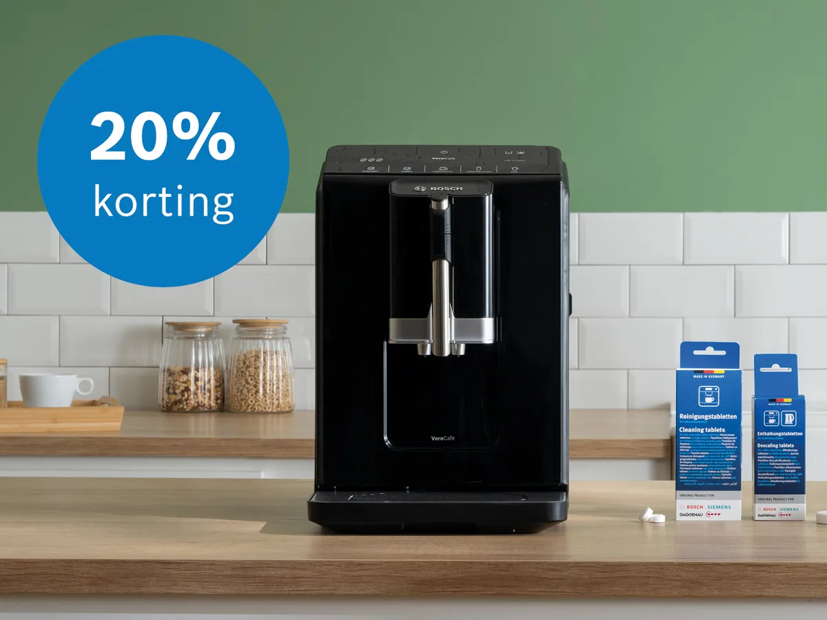 Bosch koffiemachine in een moderne keuken met koffiereinigingsmiddelen en koffieaccessoiresop op keukenblad