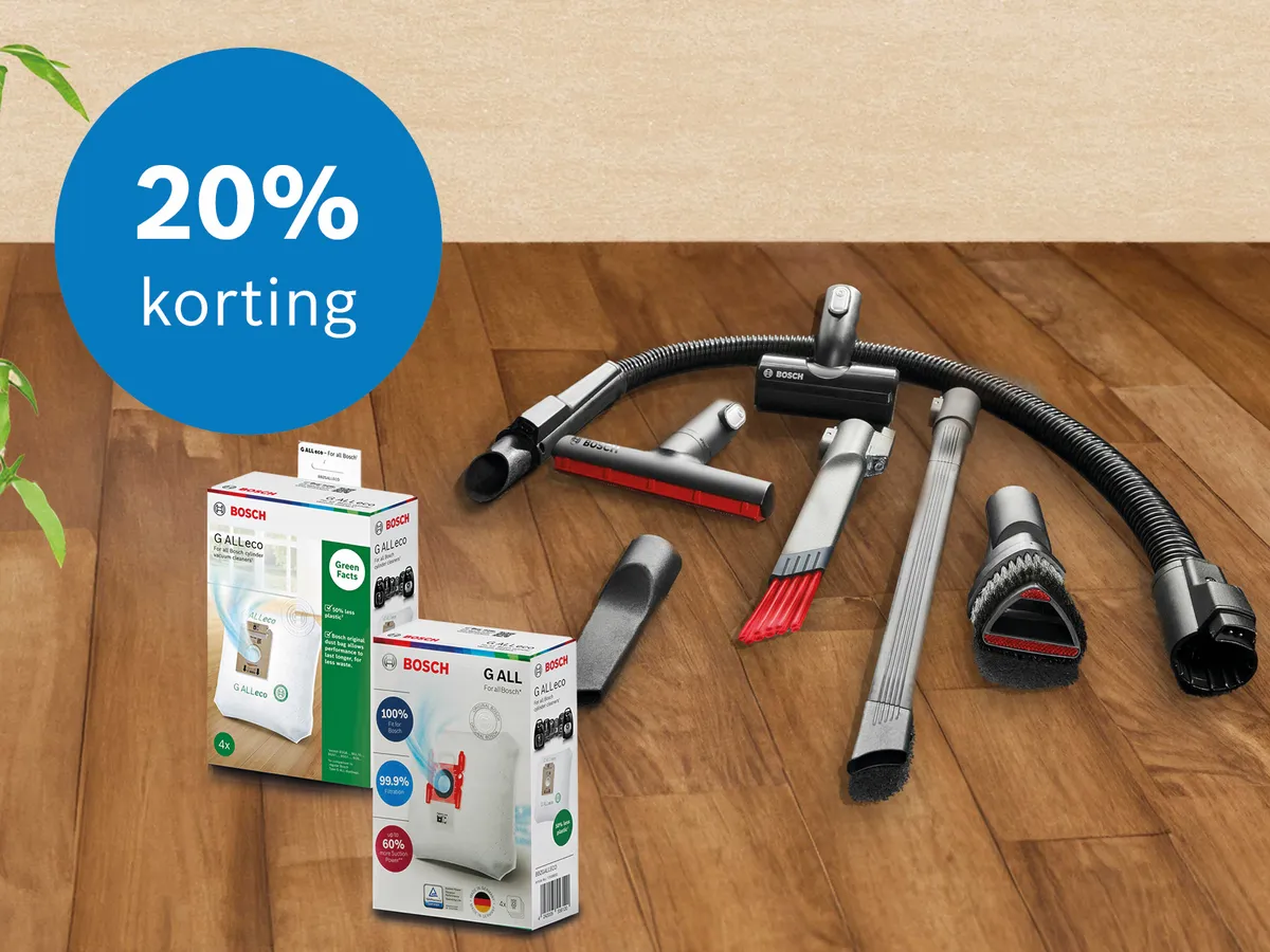 Bosch stofzuigeraccessoires uitgespreid op houten vloer naast stofzakken 