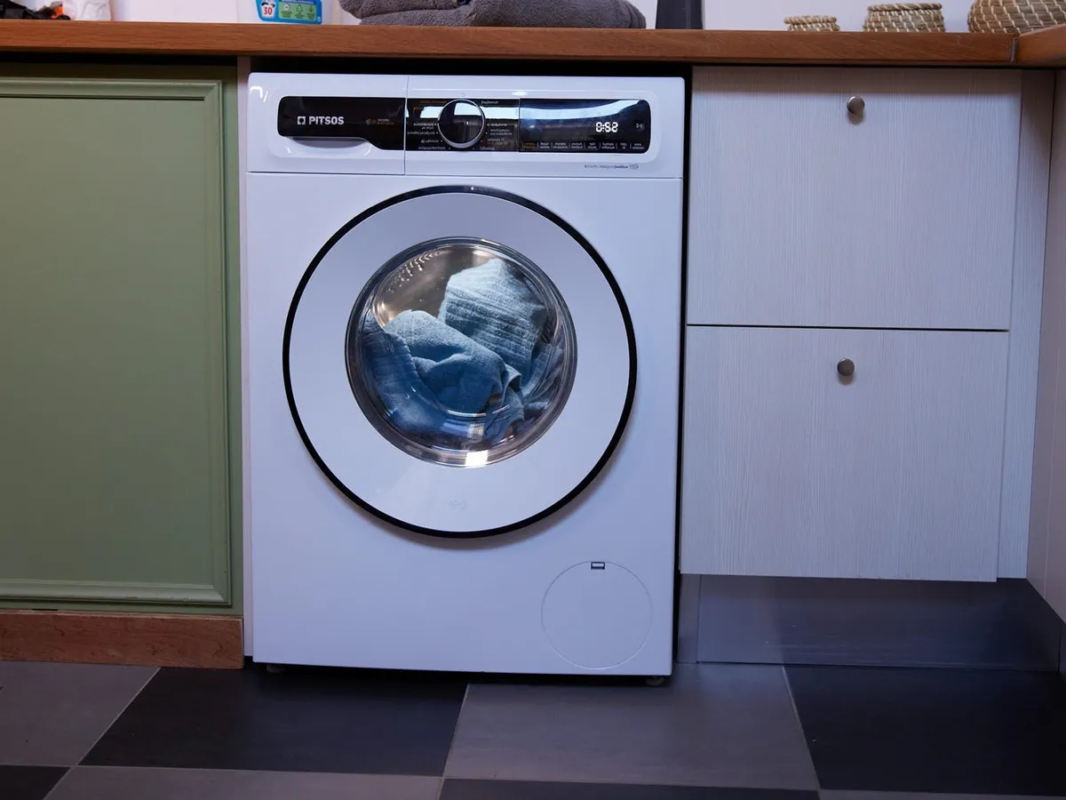 Ένα στεγνωτήριο Pitsos κάτω από πάγκο, με πάτωμα τρίλιζα.