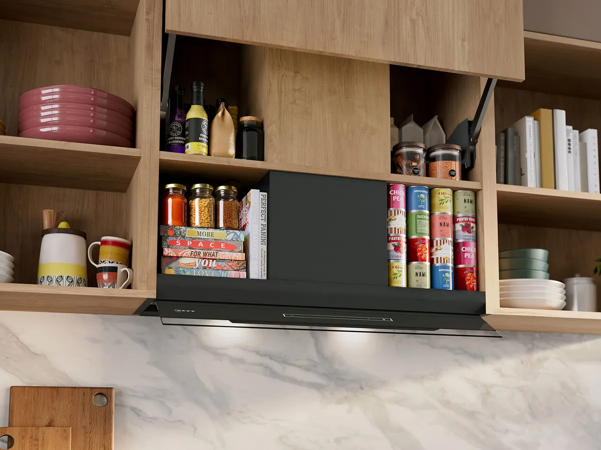 Et køkken med træhylder fyldt med tallerkener og krydderier, med en marmorbaggrund og køkkenredskaber.