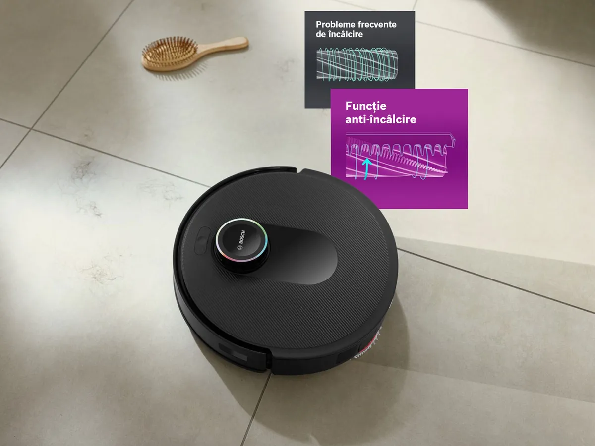 Spotless pe o podea albă cu gresie curată, alături de o perie pentru păr, evidențiind funcția de reducere a încurcăturilor.