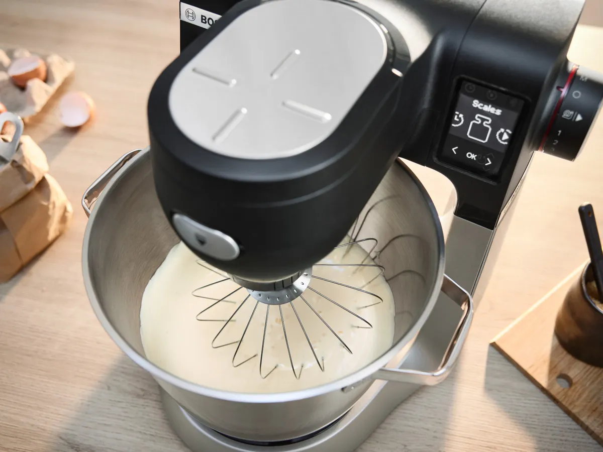 The Series 6 mixing cake in its large-capacity bowl.