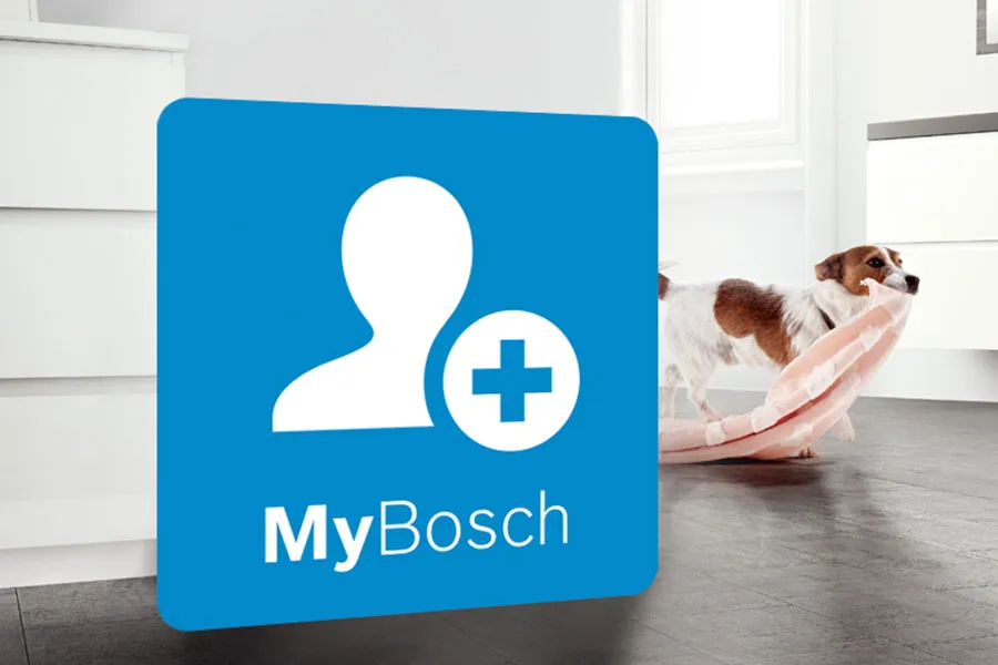 Valkoinen, valoisa keittiö, jossa on pieni koira ja sininen MyBosch-logo kuvan etualalla.