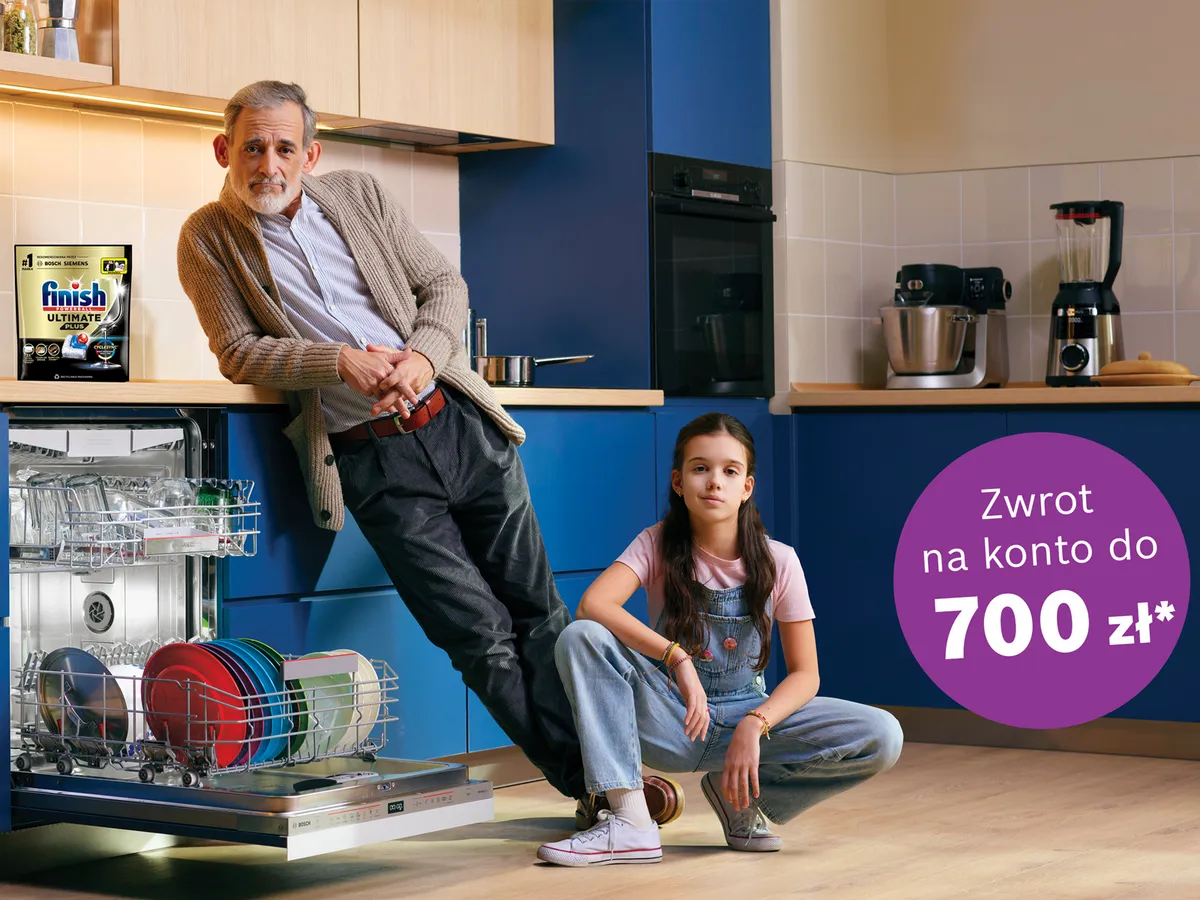 Meżczyzna i dziewczyna w kuchni przy zmywarce