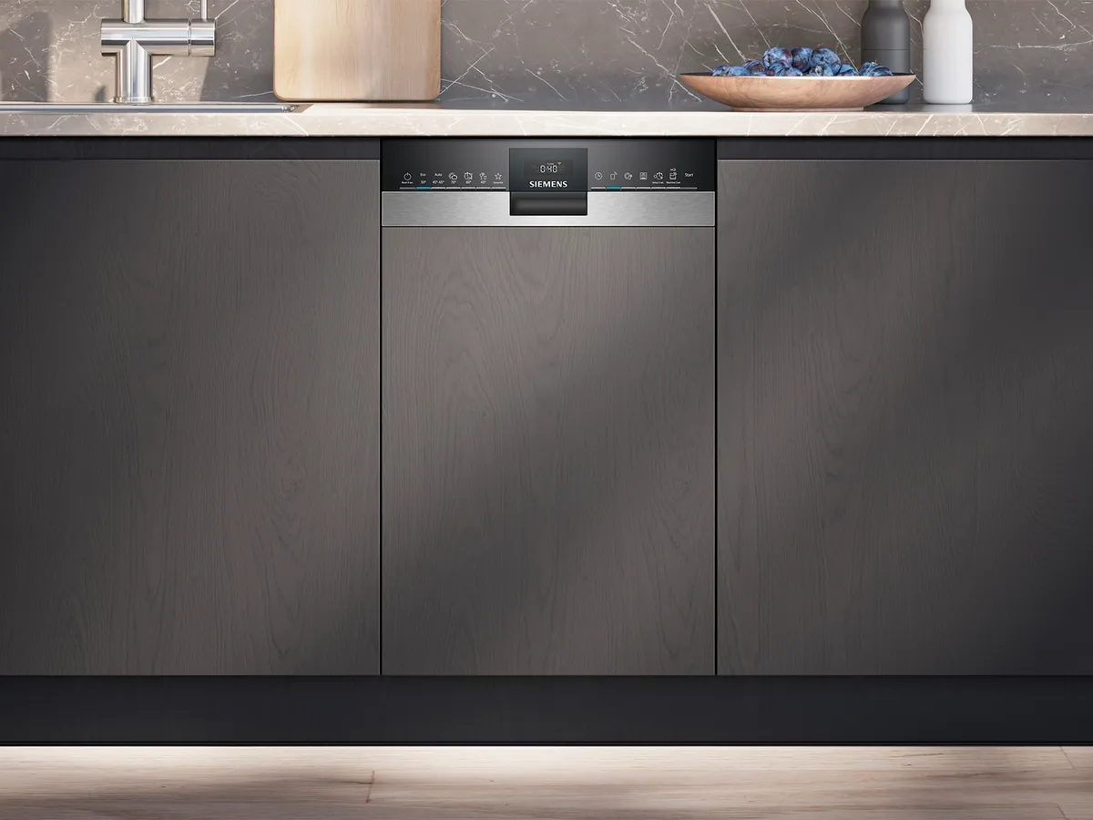 Model myčky Siemens SR55ZS10ME integrovaný pod tmavou dřevěnou deskou.