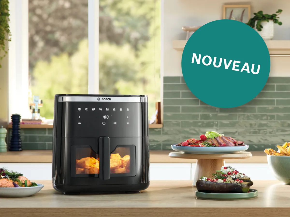 Une friteuse à air Bosch dans une cuisine lumineuse.