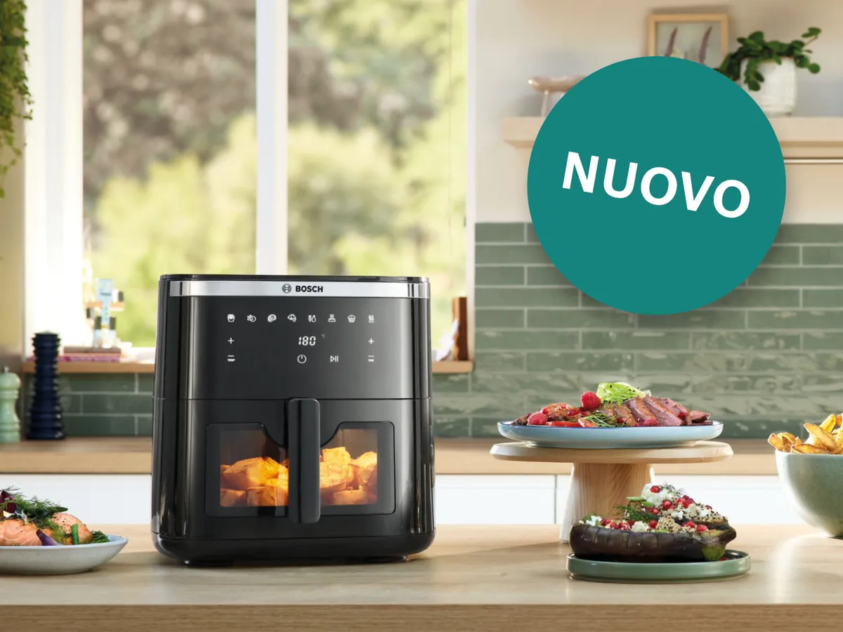 Una friggitrice ad aria Bosch, in un ambiente cucina luminoso.
