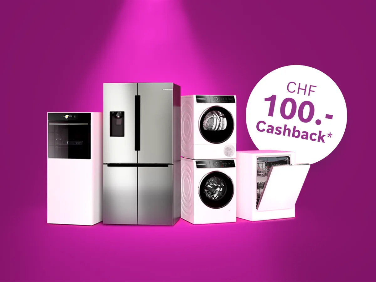 Fünf moderne Geräte, darunter ein Kühlschrank, eine Waschmaschine und ein Geschirrspüler vor einem leuchtend rosa Hintergrund