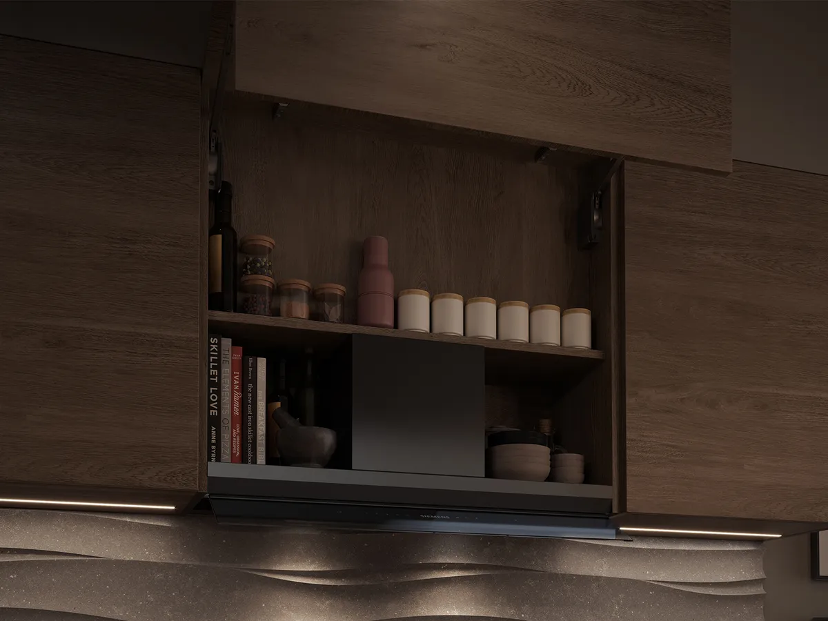 Cucina moderna con armadietti di legno, mensole aperte, decorazioni in ceramica e uno schienale texturizzato a onde.