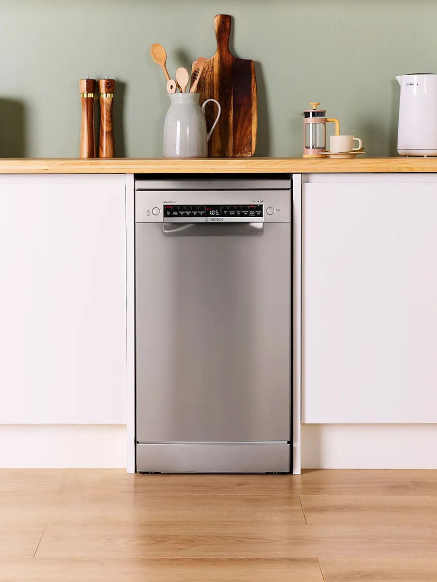 Freestanding dishwasher with 45cm width