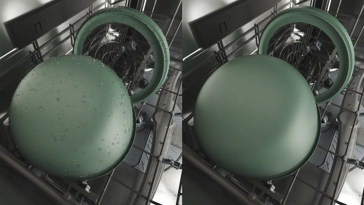 L'image montre un homme avec une barbe tenant une sphère de verre dans une pièce faiblement éclairée, entouré de livres et d'œuvres d'art.