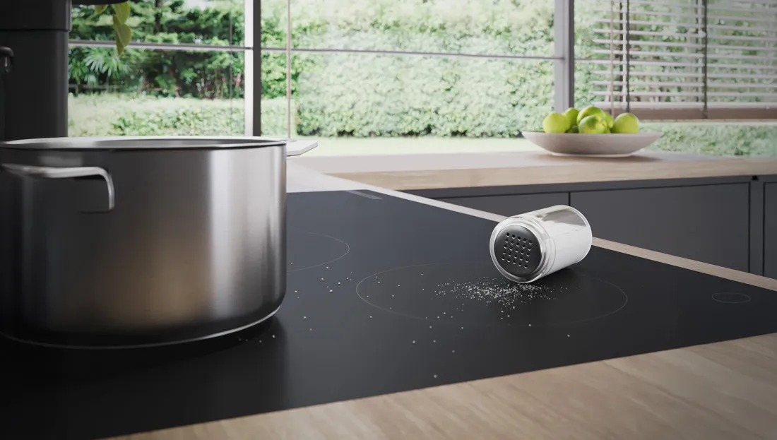 płyta matowa indukcyjna na niej garnek i solniczka