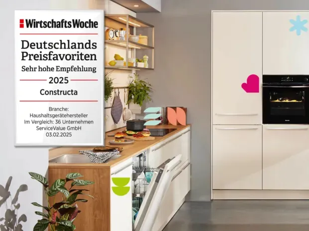 Eine moderne helle Küche mit geöffneten Constructa Hausgeräten wie einer Spülmaschine und einem Kühlschrank.