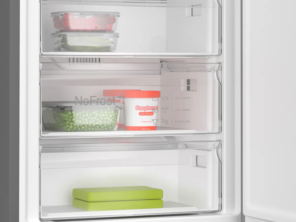 Réfrigérateur ouvert avec des étagères en verre, de la marque Bosch, mettant en valeur un design moderne et un grand espace de rangement.