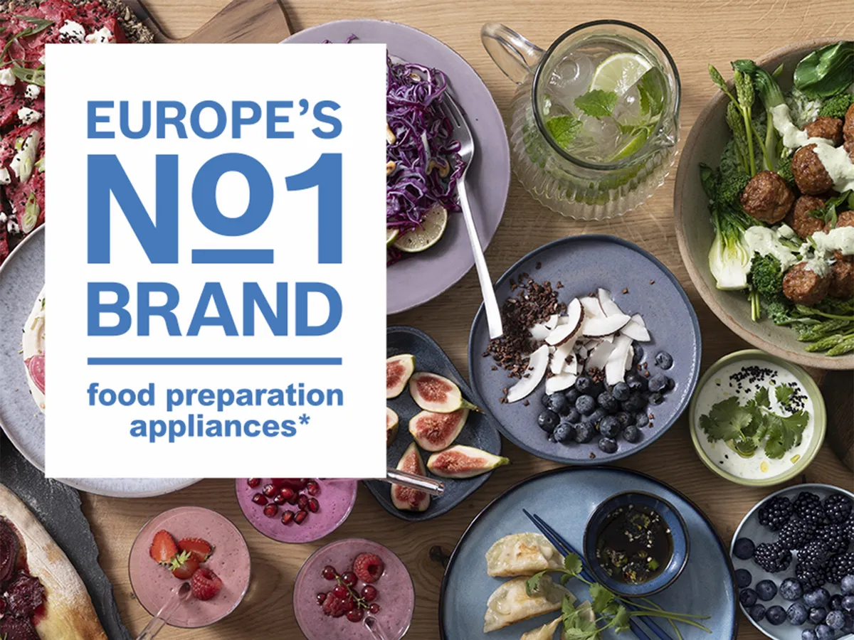 Prekrasno aranžirano voće i deserti na radnoj površini, uključujući šareno bobičasto voće i elegantna peciva.