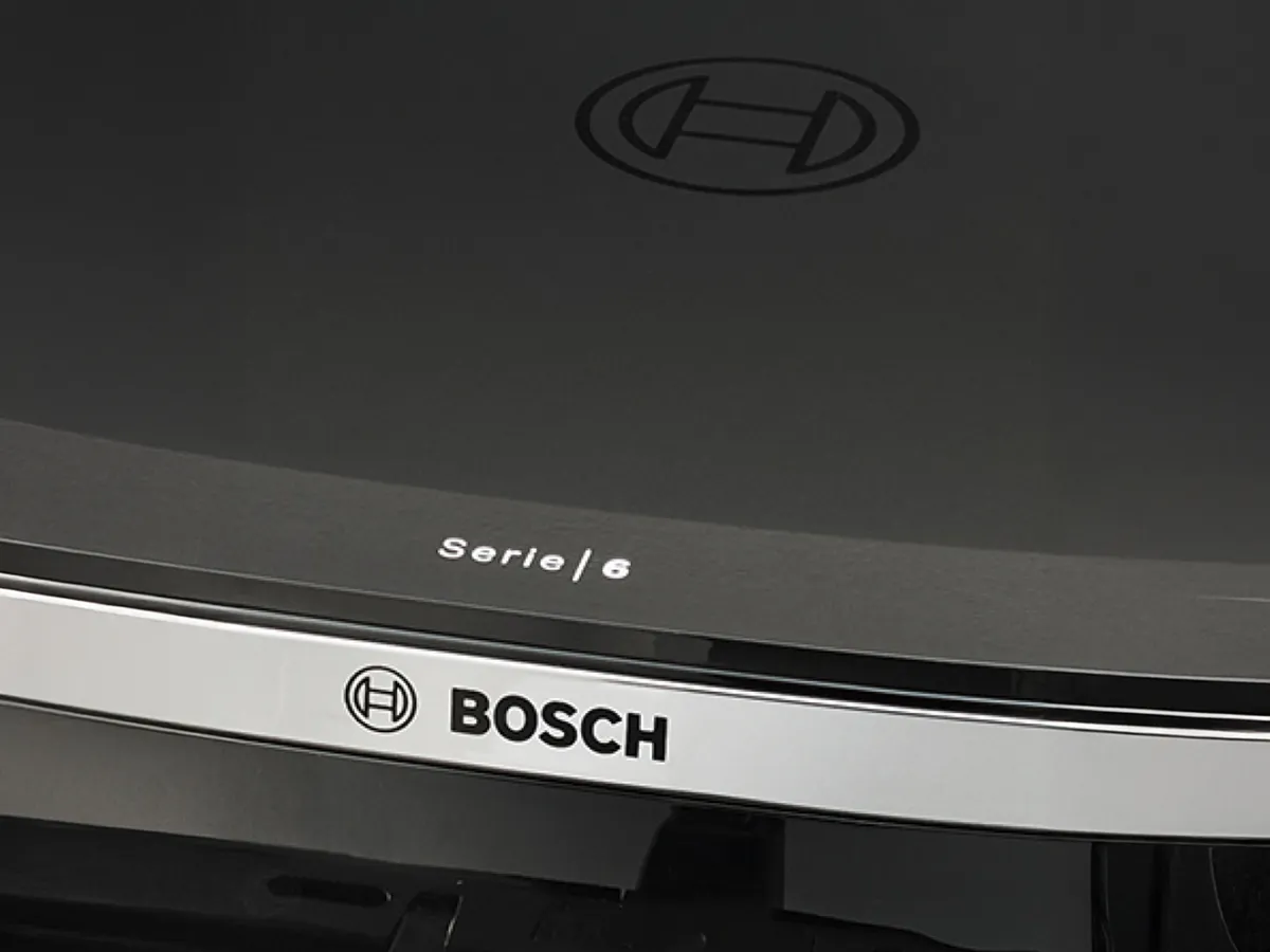 Logotip Bosch na Air Fryeru, koji naglašava njegov elegantan i moderan dizajn.