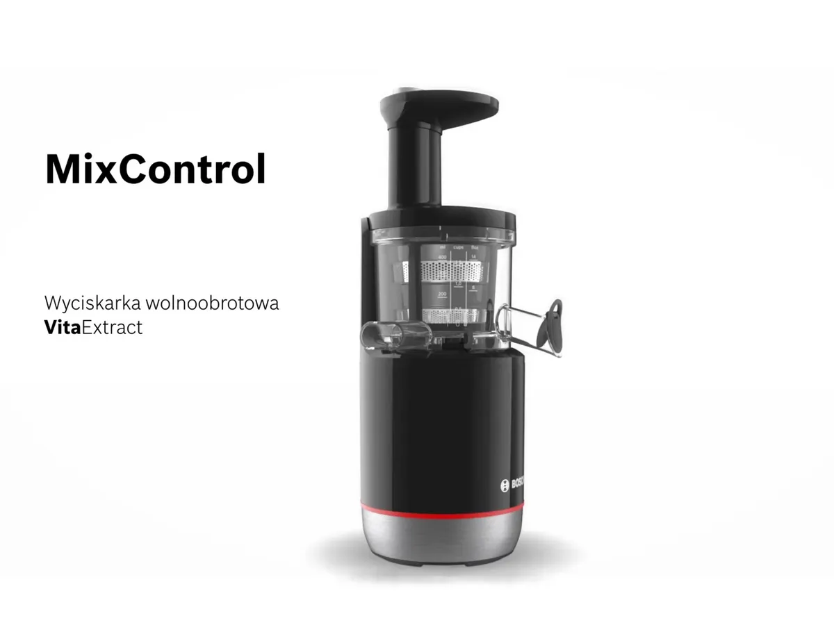 Smakowity czerwony sok stojący na talerzu ze świeżymi owocami.