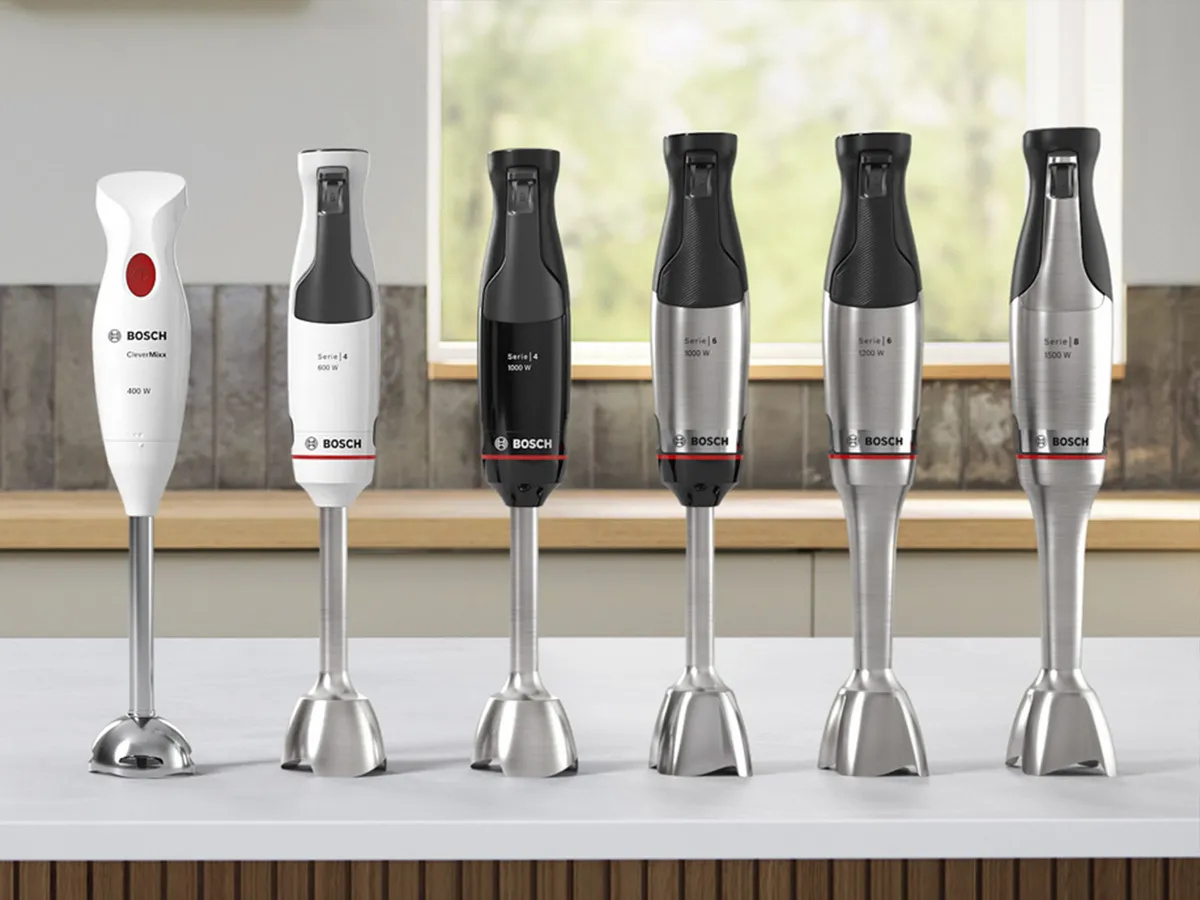 En närbild av olika Bosch stavmixrar med olika wattal.