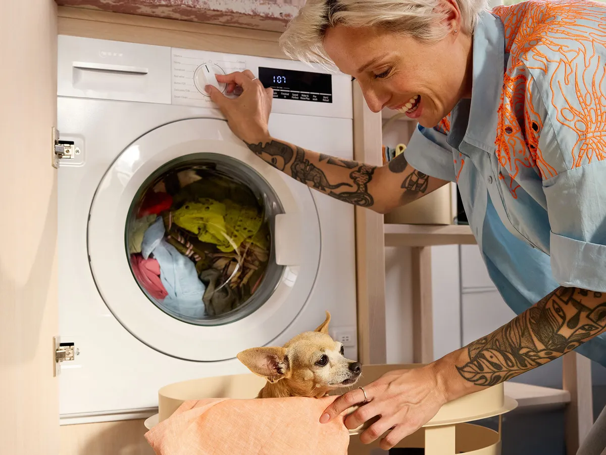 Blick von oben auf Waschmaschine im Schrank unter der Küchenarbeitsplatte.