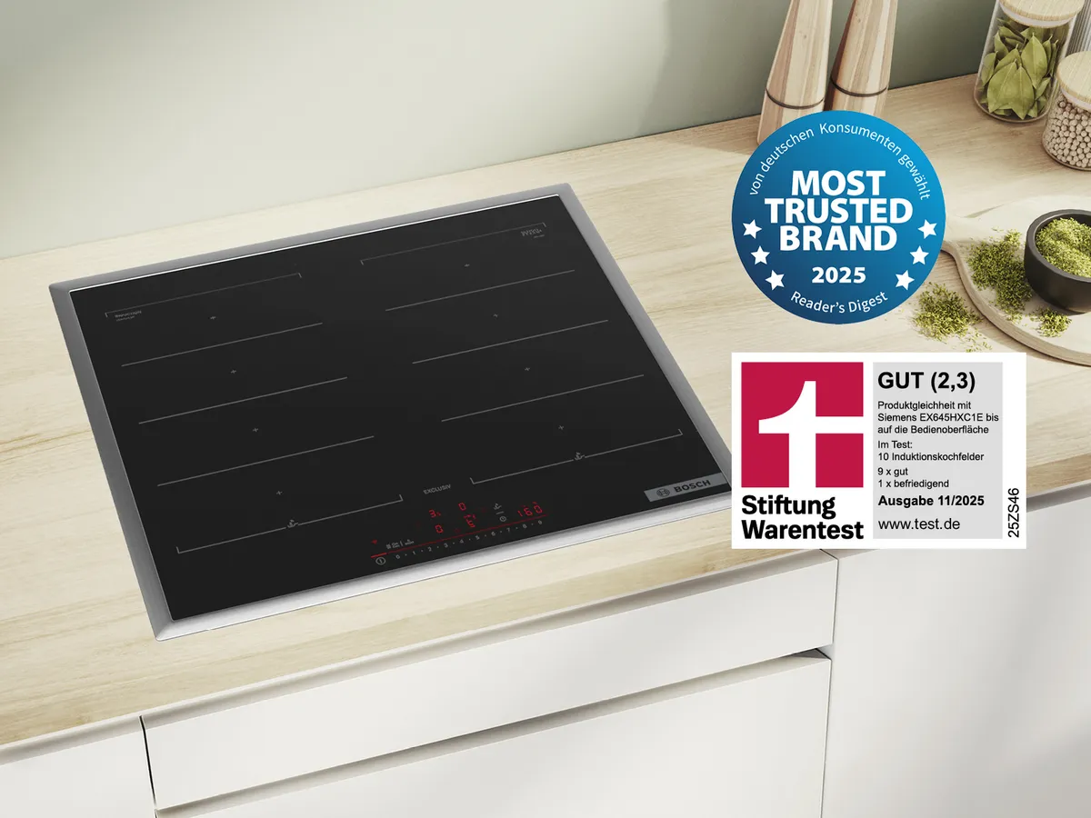Ein Bosch Kochfeld auf einer hellen Holzarbeitsplatte.