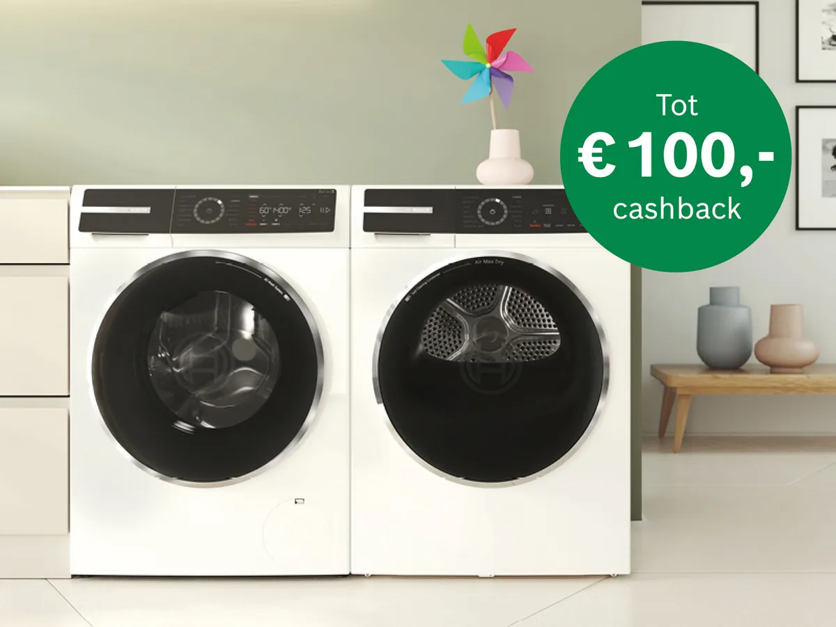 Een stijlvolle stofzuiger staat tegen een witte muur, met modelnummers 6, 7 en 9, en biedt een cashback-aanbieding tot €100.