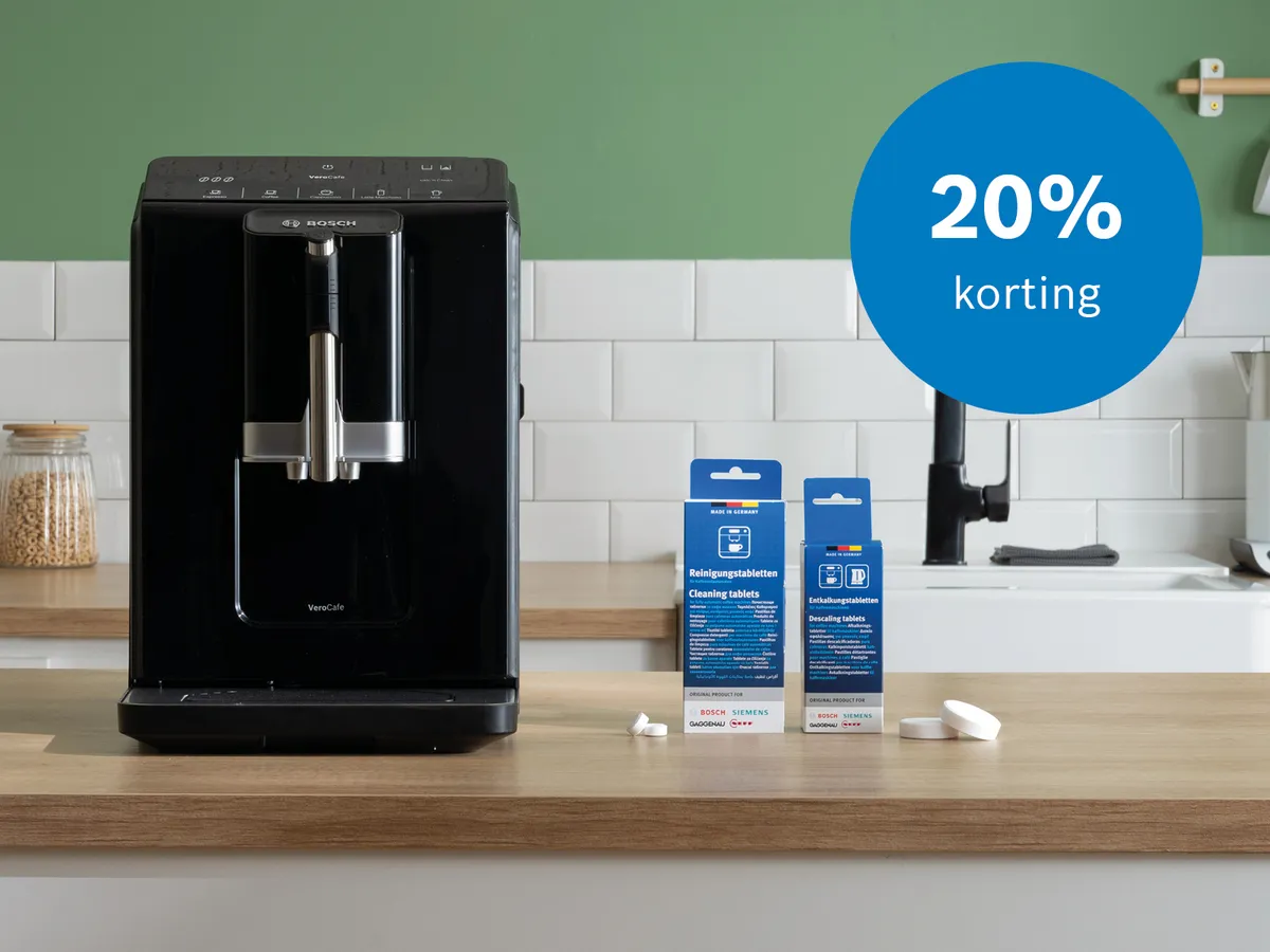 Bosch koffiemachine in een moderne keuken met koffiereinigingsmiddelen en koffieaccessoiresop op keukenblad.