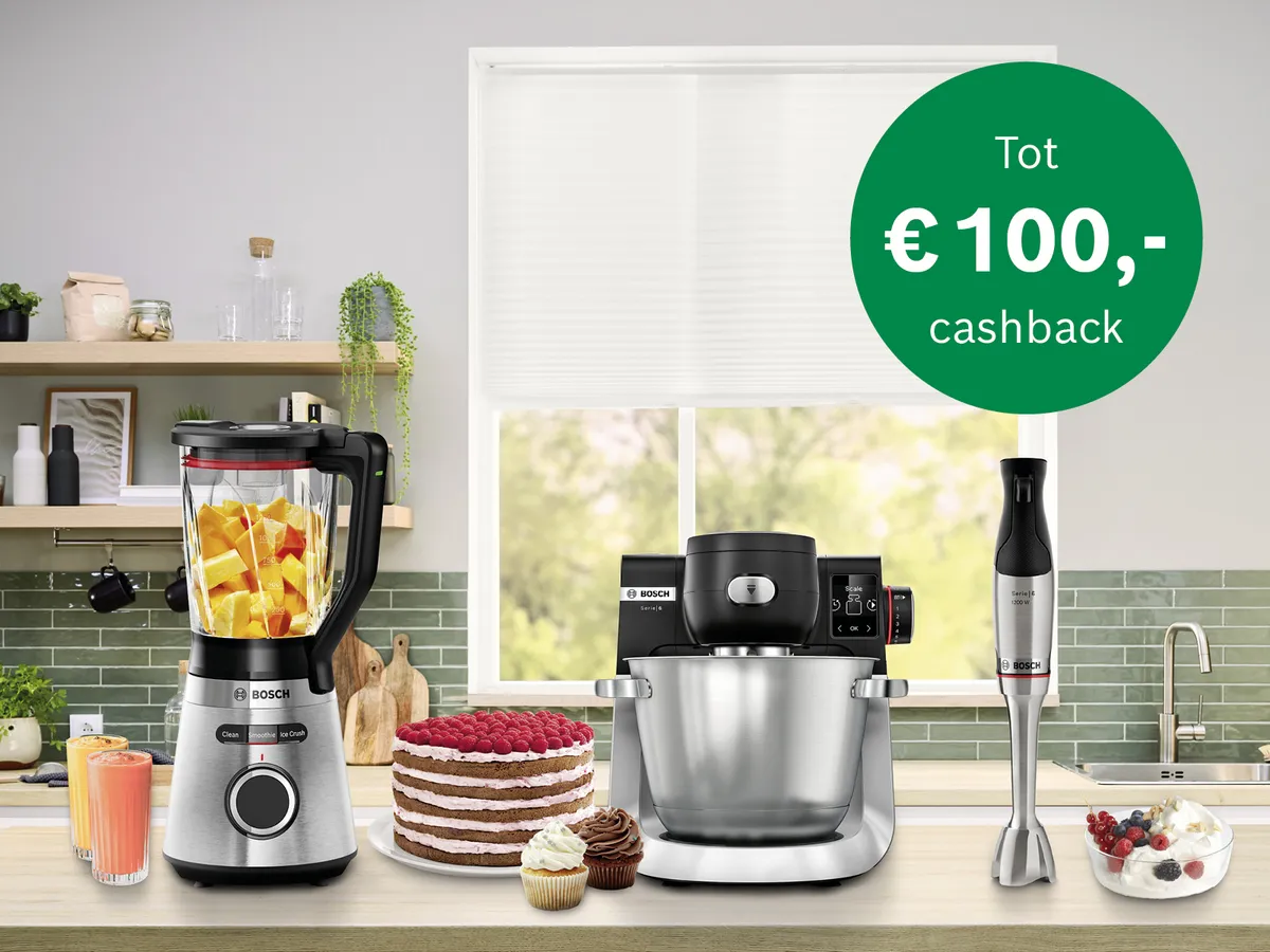 Bosch keukenapparatuur in moderne keuken: blender, keukenmachine, staafmixer op aanrecht met gebak en smoothies.