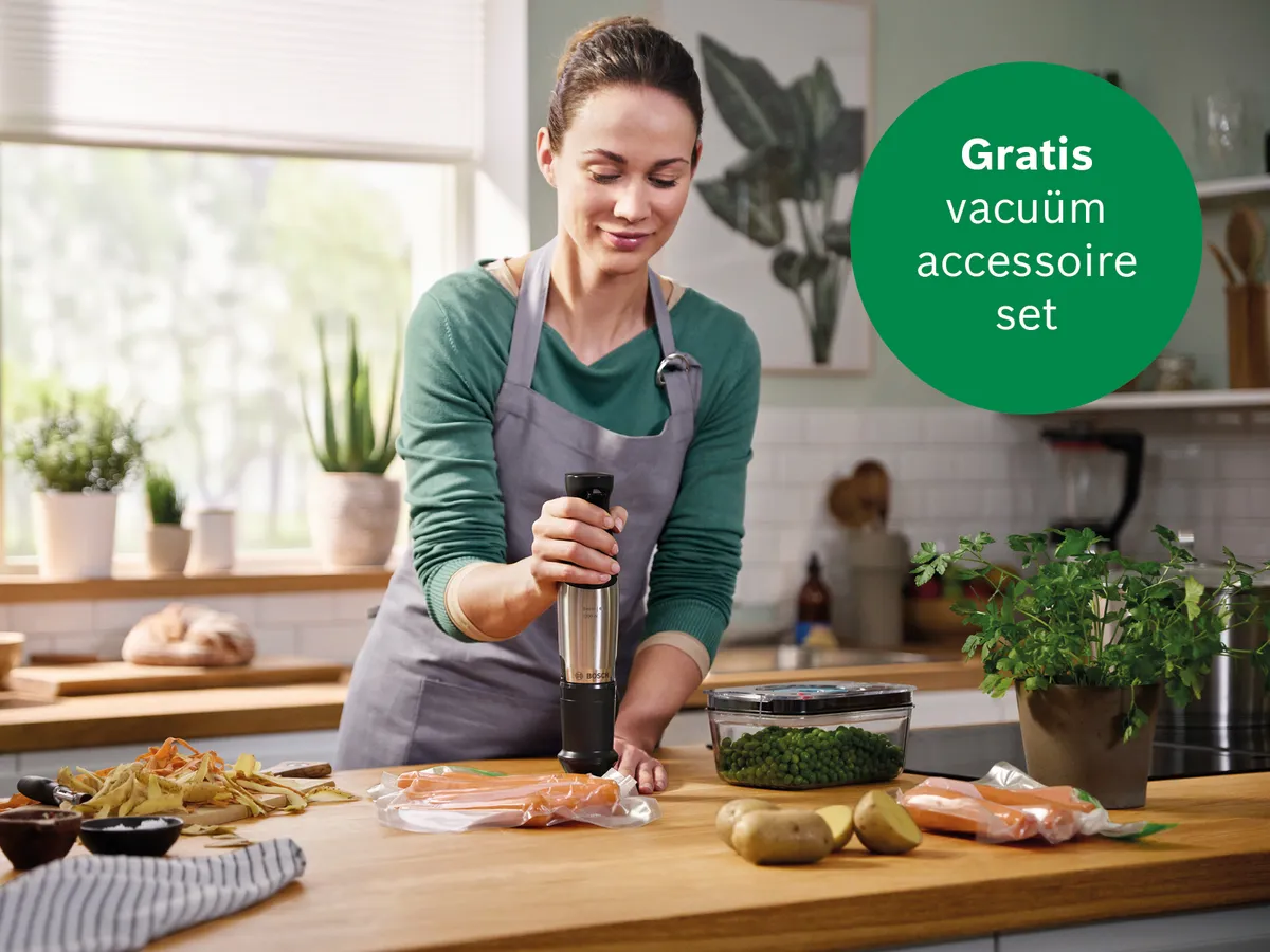 Vrouw bereidt verse groenten met Bosch staafmixer.