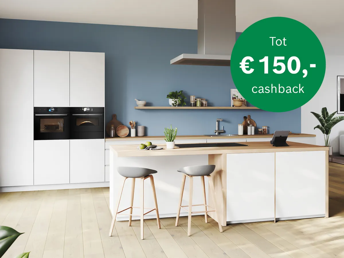 Witte keuken tegen blauwe muur met houten accenten en Bosch keukenapparatuur 