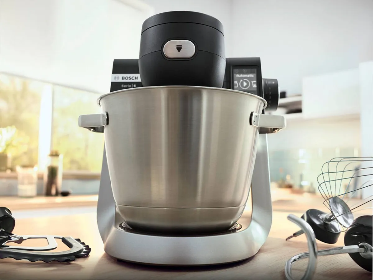 Ein Küchenmixer der Bosch Serie 6 steht auf einer Arbeitsplatte, verpackt in einer Edelstahlschüssel