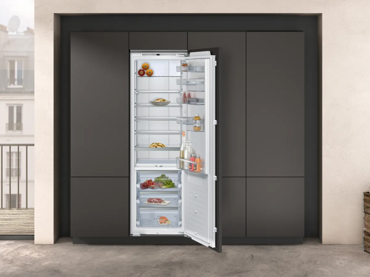 Geöffnete Einbaukühlschrank ohne Gefrierfach