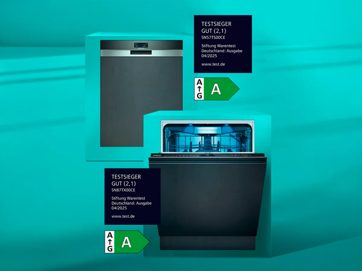 Das Bild zeigt zwei Geschirrspüler vor einem blaugrünen Hintergrund, beide mit der Bewertung „Testsieger Gut“ ausgezeichnet, mit Effizienzlabels und modernem Design. 