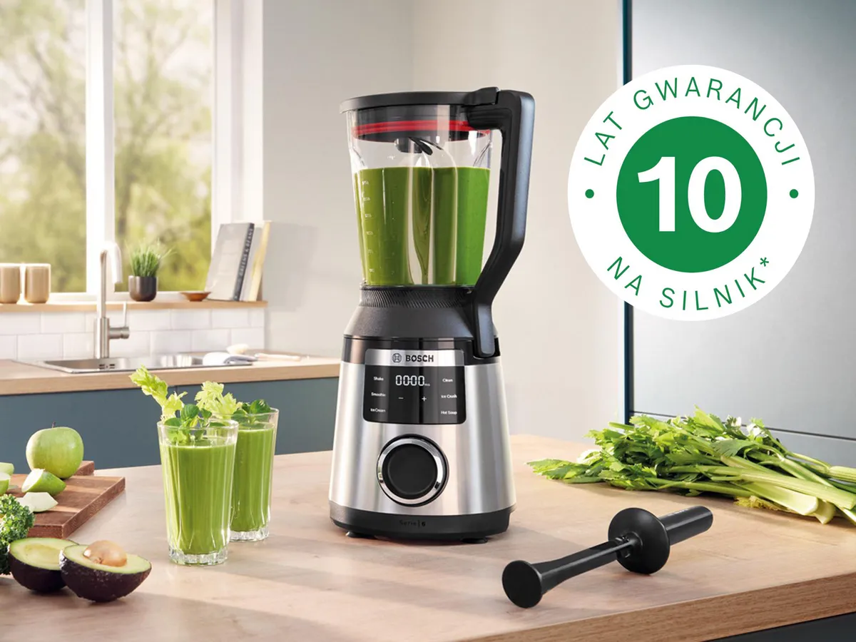 Blender VitaPower Serie 6 ze stali nierdzewnej i popychacz obok smoothie i logo 10-letniej gwarancji.