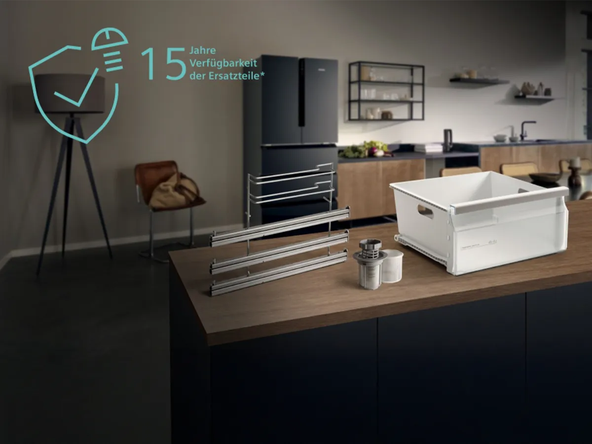 Moderne Küchenausstattung mit Geräten, Regalen und einem weißen Aufbewahrungsbehälter auf einer Holzarbeitsplatte.